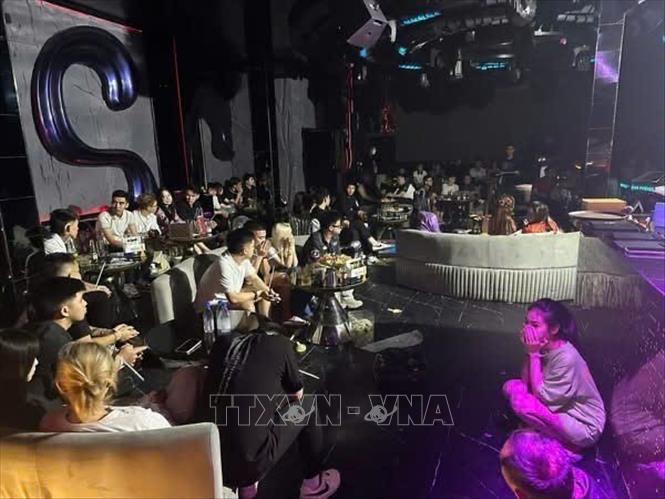 Lượng chức năng phát hiện 11 bàn sử dụng bóng cười trái phép tại cơ sở kinh doanh Lounge Gas Remix, phường Văn Miếu - Quốc Tử Giám. Ảnh: TTXVN phát.