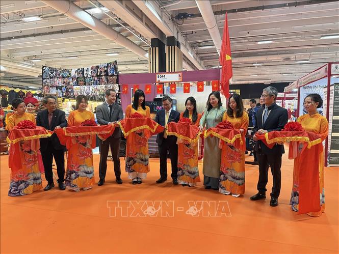 Cắt băng khai trương Không gian Việt Nam tại Hội chợ quốc tế Paris. Ảnh: Hữu Chiến - P/v TTXVN tại Pháp