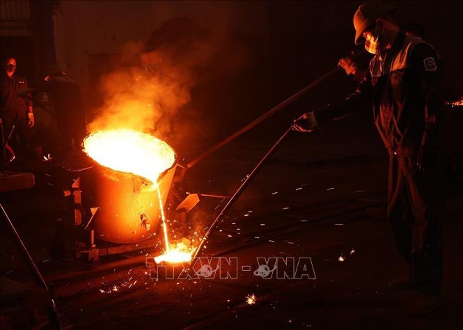 Công đoạn đổ khuôn đúc sản phẩm của máy bơm ở nhà máy của Công ty TNHH Bảo Long, được diễn ra từ 23h ngày hôm trước đến 4h ngày hôm sau. Ảnh: Vũ Sinh - TTXVN