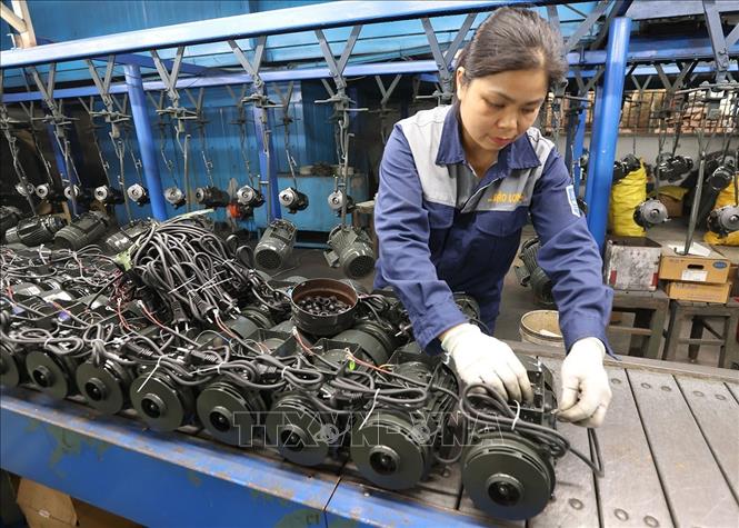Dây chuyền lắp ráp máy bơm nước ở nhà máy của Công ty TNHH Bảo Long, ở phường Kỳ Lừa, tỉnh Lạng Sơn. Ảnh: Vũ Sinh - TTXVN