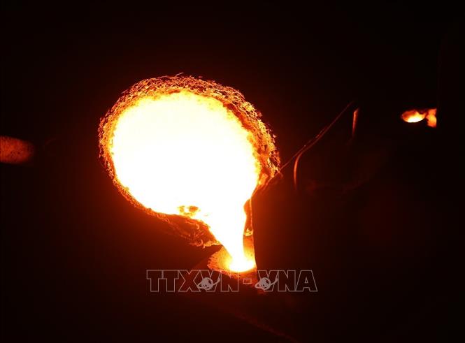 Công đoạn đổ khuôn đúc sản phẩm của máy bơm tại nhà máy của Công ty TNHH Bảo Long, được diễn ra từ 23h ngày hôm trước đến 4h ngày hôm sau. Ảnh: Vũ Sinh - TTXVN