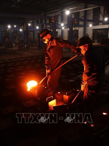 Công đoạn đổ khuôn đúc sản phẩm của máy bơm tại nhà máy của Công ty TNHH Bảo Long, được diễn ra từ 23h ngày hôm trước đến 4h ngày hôm sau. Ảnh: Vũ Sinh - TTXVN