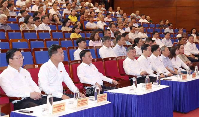 Đại biểu tham dự buổi tiếp xúc cử tri. Ảnh: Phương Hoa - TTXVN