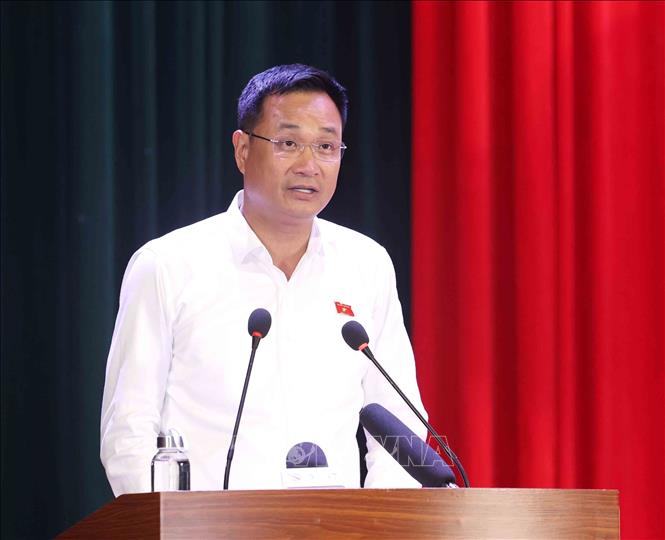 Đồng chí Lê Ngọc Quang, Uỷ viên Trung ương Đảng, Bí thư Thành uỷ Đà Nẵng, Trưởng đoàn đại biểu Quốc hội thành phố Đà Nẵng trả lời câu hỏi cử tri. Ảnh: Phương Hoa - TTXVN