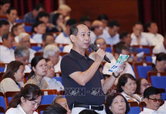 Cử tri Lê Khả Long, phường Sơn Trà đặt câu hỏi tại buổi tiếp xúc. Ảnh: Phương Hoa - TTXVN