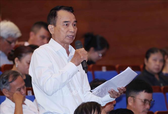 Cử tri Trần Quang Cảnh, phường An Khê đặt câu hỏi tại buổi tiếp xúc. Ảnh: Phương Hoa - TTXVN