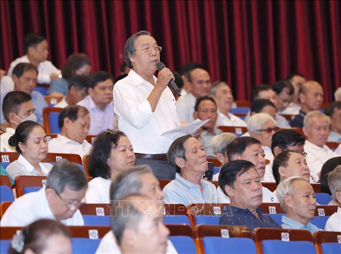 Cử tri Ngô Nhật Anh, phường Thanh Khê đặt câu hỏi tại buổi tiếp xúc. Ảnh: Phương Hoa - TTXVN