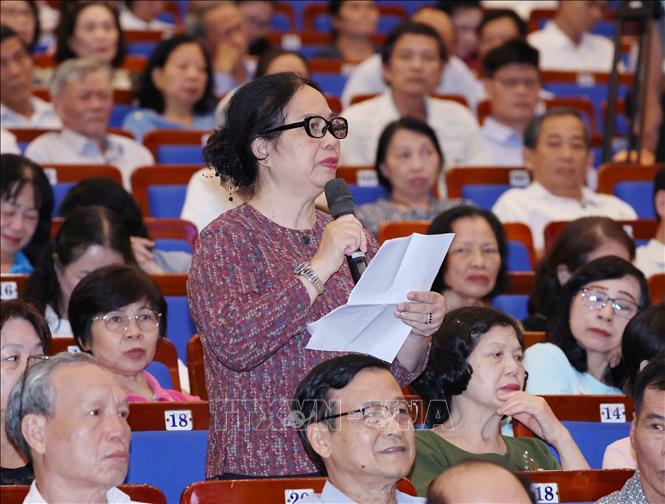 Hồ Thị Bích Ngọc, phường Hải Châu đặt câu hỏi tại buổi tiếp xúc. Ảnh: Phương Hoa - TTXVN