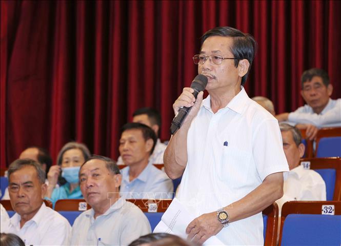 Cử tri Ngô Anh Văn, phường An Hải đặt câu hỏi tại buổi tiếp xúc. Ảnh: Phương Hoa - TTXVN