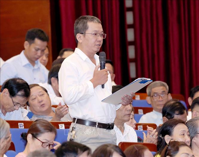 Cử tri Phạm Văn Hoà, phường Hải Châu đặt câu hỏi tại buổi tiếp xúc. Ảnh: Phương Hoa - TTXVN