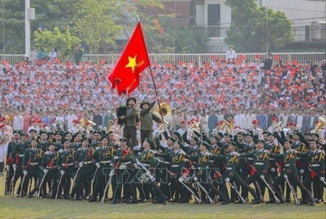Màn biểu diễn nghệ thuật tái hiện lại hình ảnh lá cờ “Quyết chiến - Quyết thắng” của Quân đội nhân dân Việt Nam tung bay trên nóc hầm De Castries tại Lễ kỷ niệm 70 năm Chiến thắng Điện Biên Phủ, ngày 7/5/2024. Ảnh: Xuân Tư - TTXVN