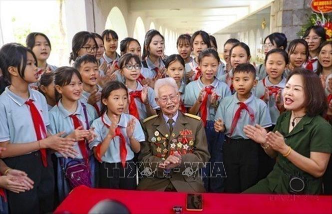 Thiếu nhi giao lưu cùng Chiến sĩ Điện Biên. Ảnh: Xuân Tư - TTXVN