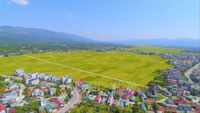 Những ngôi nhà nằm san sát nhau bên cánh đồng Mường Thanh. Ảnh: Xuân Tư - TTXVN