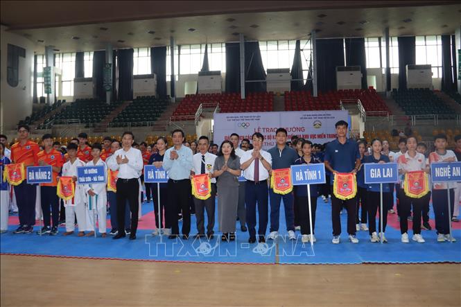 Trao cờ lưu niệm cho các đoàn tham dự giải. Ảnh: Hoàng Ngà - TTXVN