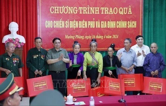 Nhân kỷ niệm 70 năm Chiến thắng lịch sử Điện Biên Phủ (7/5/1954 - 7/5/2024), chiều 16/4/2024, Thủ tướng Phạm Minh Chính và đoàn công tác đến dâng hương tại Khu tưởng niệm Đại tướng Võ Nguyên Giáp; thăm Khu di tích Sở chỉ huy chiến dịch Điện Biên Phủ; tặng quà cho Chiến sĩ Điện Biên và gia đình chính sách tại 2 xã Mường Phăng và Pá Khoang, thành phố Điện Biên Phủ, tỉnh Điện Biên. Ảnh: Dương Giang - TTXVN  