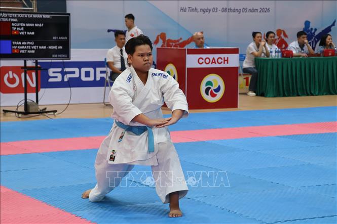 Vận động viên tham gia tranh tài nội dung kata. Ảnh: Hoàng Ngà - TTXVN