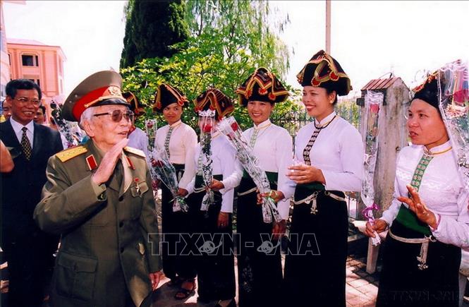 Nhân dân các dân tộc tỉnh Điện Biên vô cùng vui mừng được đón Đại tướng Võ Nguyên Giáp về thăm chiến trường xưa nhân kỷ niệm 50 năm chiến thắng lịch sử Điện Biên Phủ (7/5/2004). Ảnh: Trần Tuấn - TTXVN