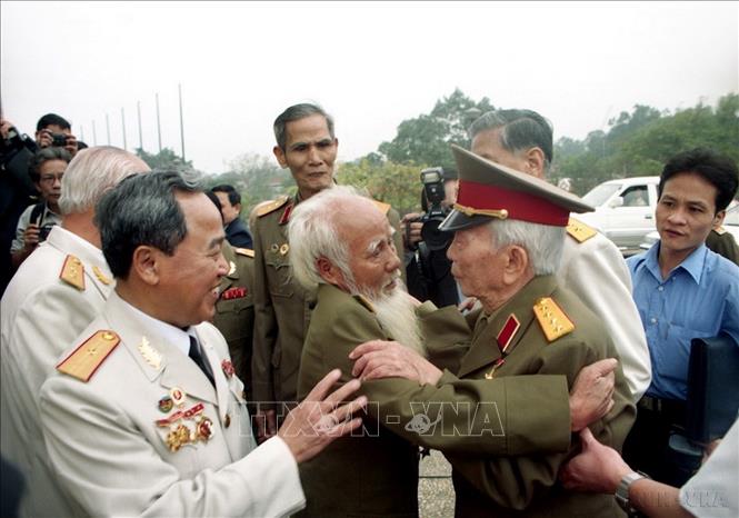 Ngày 13/3/2004, tại Hà Nội, Trung ương Hội Cựu chiến binh Việt Nam và Hội Cựu chiến binh thành phố Hà Nội tổ chức buổi gặp mặt thân mật đại diện chiến sĩ Điện Biên Phủ nhân dịp kỷ niệm 50 năm chiến thắng lịch sử. Trong ảnh: Đại tướng Võ Nguyên Giáp gặp lại những chiến sĩ của mình đã chiến đấu ở chiến trường Điện Biên Phủ 50 năm trước.Ảnh: Tùng Lâm - TTXVN