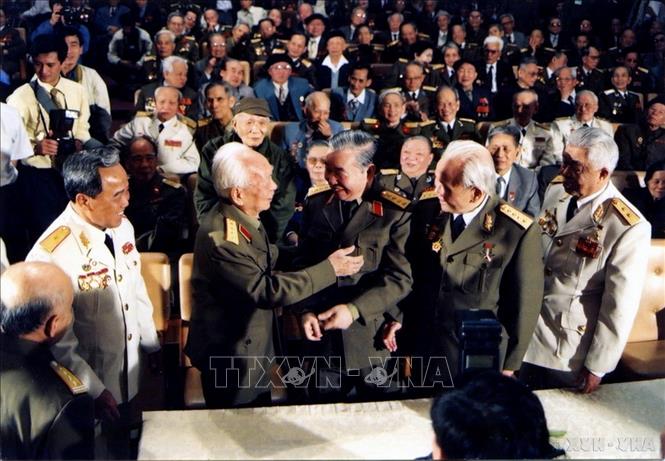 Đại tướng Võ Nguyên Giáp, nguyên Tư lệnh chiến dịch Điện Biên Phủ đến dự và nói chuyện với các tướng lĩnh, cán bộ, chiến sĩ đã tham gia chiến dịch Điện Biên Phủ tại buổi gặp mặt do Hội Cựu chiến binh Hà Nội tổ chức, nhân dịp kỷ niệm 50 năm chiến thắng lịch sử Điện Biên Phủ tại Hội trường Bảo tàng Hồ Chí Minh ngày 13/3/2004. Ảnh: Tư liệu - TTXVN