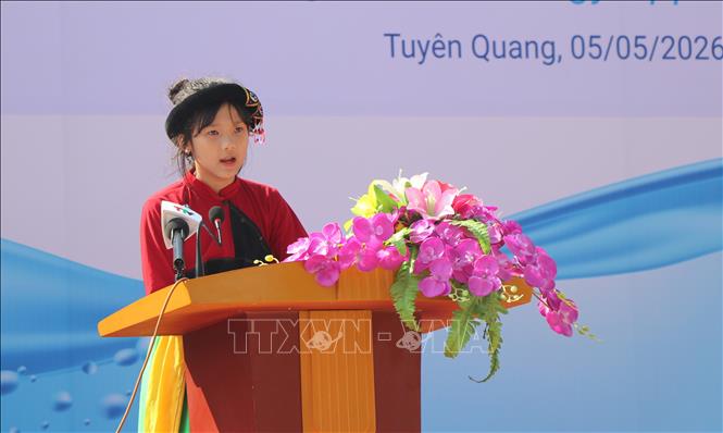 Đại diện học sinh trường THCS Nhữ Khê (Tuyên Quang) phát biểu cam kết hành động. Ảnh: Hoàng Hải - TTXVN