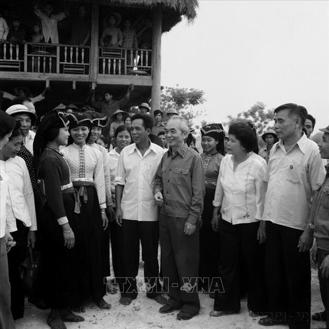 Đại tướng Võ Nguyên Giáp thăm hỏi nhân dân xã Thanh Xương, Điện Biên khi lên thăm lại chiến trường xưa (5/1984). Ảnh: Kim Hùng - TTXVN
