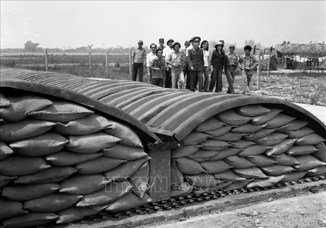 Nhân kỷ niệm 30 năm Chiến thắng lịch sử Điện Biên Phủ (7/5/1954-7/5/1984) từ 2/5 đến 5/5/1984, Đại tướng Võ Nguyên Giáp, Ủy viên TW Đảng, Phó Chủ tịch Hội đồng Bộ trưởng lên thăm lại chiến trường xưa. Ảnh: Kim Hùng - TTXVN