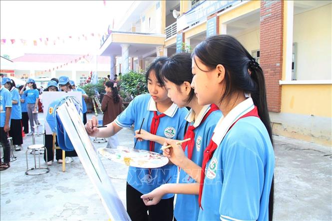 Học sinh trường THCS Nhữ Khê (Tuyên Quang) tham gia vẽ tranh hưởng ứng Tuần lễ Quốc gia nước sạch và vệ sinh môi trường nông thôn năm 2026. Ảnh: Hoàng Hải - TTXVN