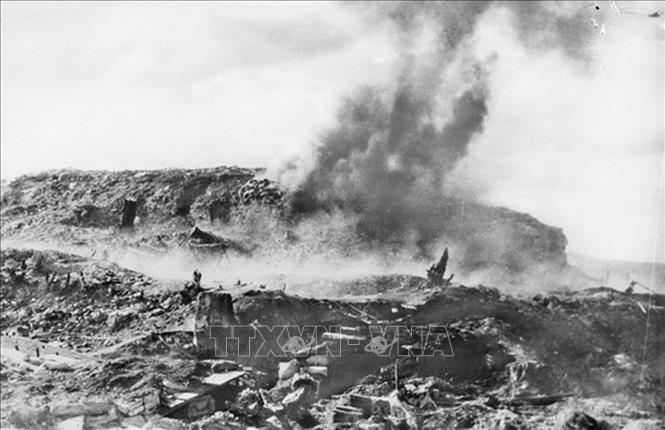 Ngày 6/05/1954, ta mở cuộc tổng công kích vào Điện Biên Phủ. Khối bộc phá hơn 1 tấn thuốc nổ đã phá tan các lô cốt và hầm ngầm của địch trên đồi A1, vị trí cố thủ quan trọng của quân Pháp ở Điện Biên Phủ. Một tiểu đoàn Âu Phi đã bị tiêu diệt ở đây. Ảnh: Tư liệu - TTXVN