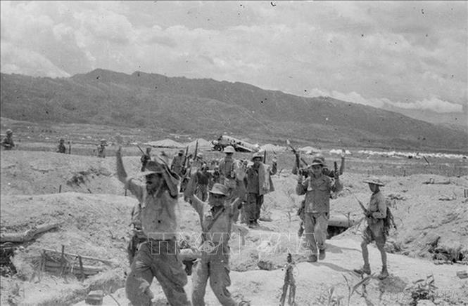 Ngày 22/04/1954, vị trí 206 đã bị quân ta tiêu diệt, quân địch còn sống sót giơ tay xin đầu hàng. Ảnh: Tư liệu - TTXVN   
