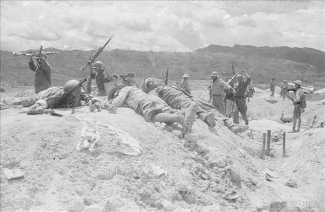 Ngày 22/04/1954, vị trí 206 đã bị quân ta tiêu diệt, quân địch còn sống sót giơ tay xin đầu hàng. Ảnh: Tư liệu - TTXVN   