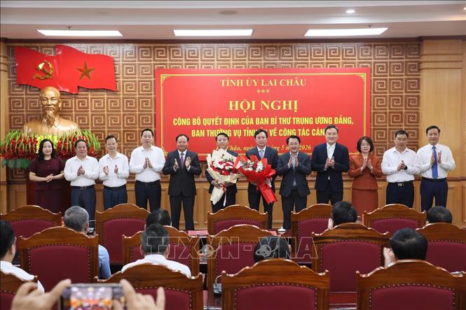 Lãnh đạo tỉnh Lai Châu tặng hoa chúc mừng các đồng chí được điều động, bổ nhiệm. Ảnh: TTXVN phát