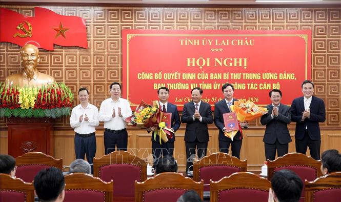 Thường trực Tỉnh ủy Lai Châu tặng hoa chúc mừng các đồng chí được điều động, bổ nhiệm. Ảnh: TTXVN phát