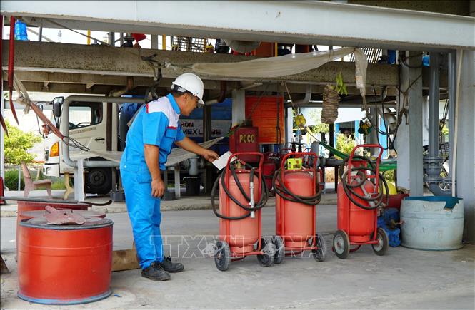 Nhân viên công ty kinh doanh xăng, dầu thường xuyên kiểm tra dụng cụ chữa cháy. Ảnh: Nhựt An - TTXVN