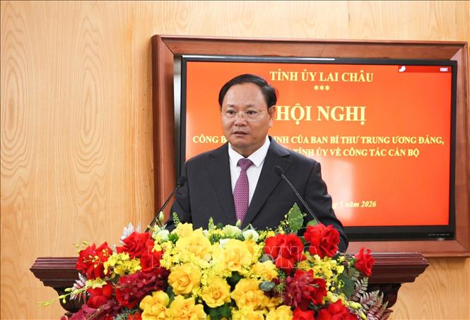 Bí thư Tỉnh ủy Lai Châu Lê Minh Ngân phát biểu giao nhiệm vụ cho các đồng chí được điều động, bổ nhiệm. Ảnh: TTXVN phát
