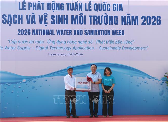 Đại điện Bộ Nông nghiệp và Môi trường và Quỹ Nhi đồng Liên Hợp Quốc (UNICEF Việt Nam) tặng quà cho Trường THCS Nhữ Khê, xã Nhữ Khê (Tuyên Quang), Ảnh: Hoàng Hải - TTXVN