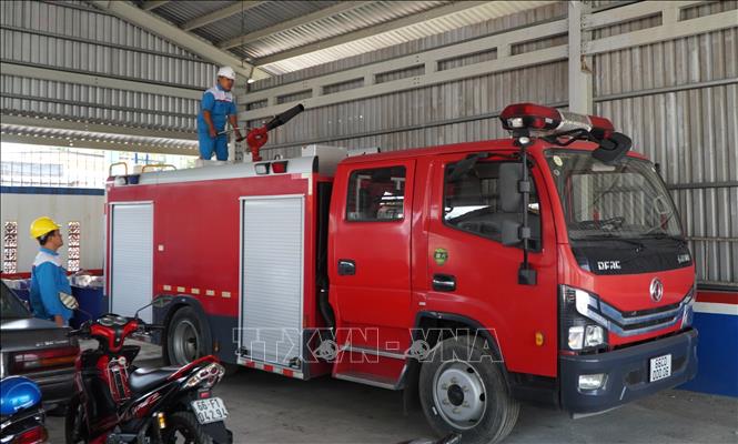 Nhân viên công ty kinh doanh xăng, dầu thường xuyên kiểm tra phương tiện chữa cháy chuyên dụng. Ảnh: Nhựt An - TTXVN