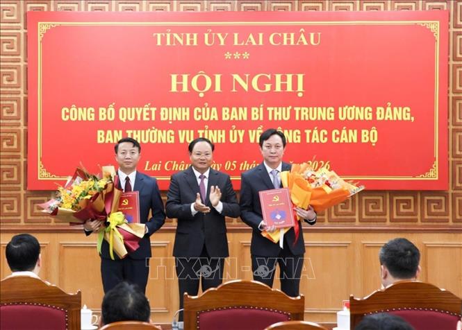 Bí thư Tỉnh ủy Lai Châu Lê Minh Ngân trao quyết định và tặng hoa chúc mừng các đồng chí được điều động, bổ nhiệm. Ảnh: TTXVN phát