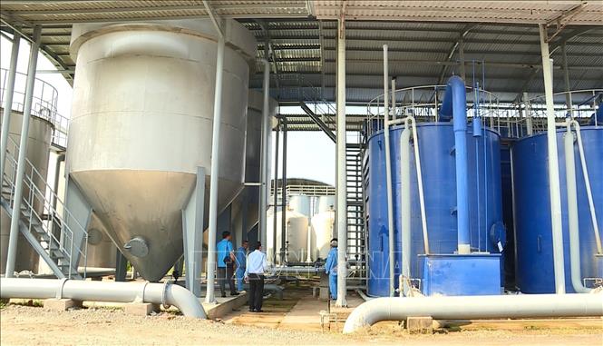 Nhân viên Công ty Cổ phần cấp nước và môi trường đô thị Đồng Tháp thường xuyên kiểm tra máy móc, thiết bị nhằm đảm bảo vận hành an toàn. Ảnh: Nhựt An - TTXVN