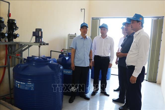 Các đại biểu tham quan công trình cấp nước sạch xã Nhữ Khê (Tuyên Quang). Ảnh: Hoàng Hải - TTXVN