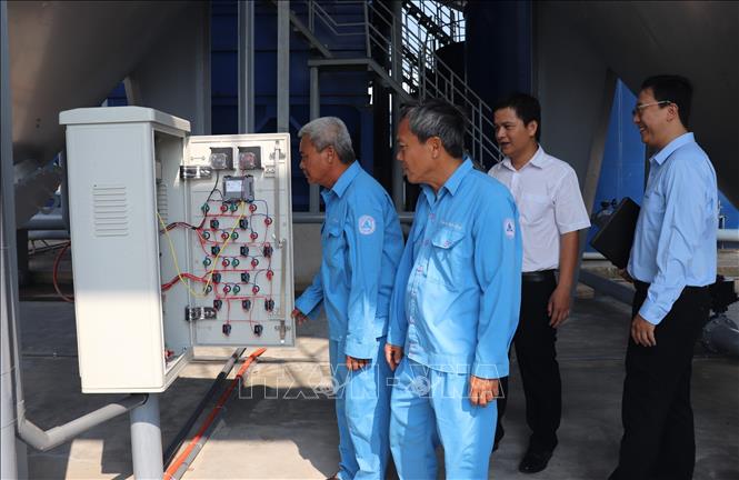 Nhân viên Công ty Cổ phần cấp nước và môi trường đô thị Đồng Tháp (Dowasen) thường xuyên kiểm tra máy móc, thiết bị nhằm đảm bảo vận hành an toàn. Ảnh: Nhựt An - TTXVN