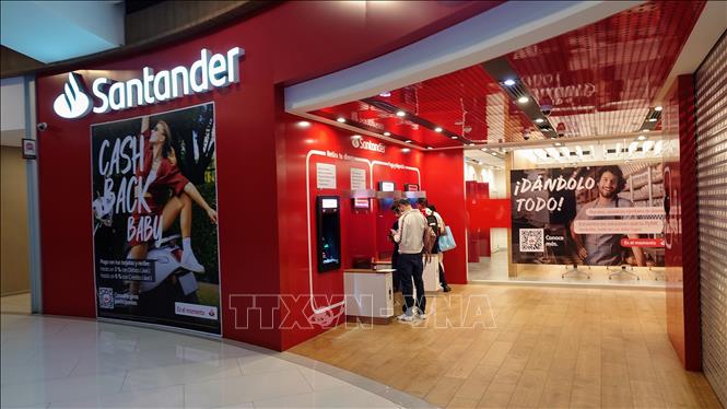 Người dân giao dịch qua hệ thống ATM của Ngân hàng Santander tại thủ đô Mexico City, Mexico. Ảnh: Phi Hùng - PV TTXVN tại Mỹ Latinh