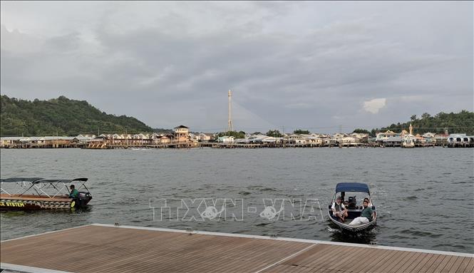 Thuyền (taxi nước), phương tiện di chuyển chính của người dân và du khách tới làng nổi lớn hàng đầu thế giới Kampong Ayer, nơi từng là trung tâm xuất khẩu hàng hóa huyết mạch của Brunei Darussalam. Ảnh: Bùi Hoàn - PV TTXVN tại Brunei