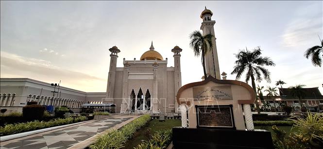 Lối vào chính của Thánh đường Hồi giáo Omar Ali Saifuddien, công trình mang tính biểu tượng quốc gia với kiến trúc hiện đại nổi bật nhất tại thủ đô Bandar Seri Begawan. Ảnh: Bùi Hoàn - PV TTXVN tại Brunei