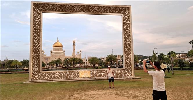 Thánh đường Hồi giáo Omar Ali Saifuddien, công trình biểu tượng thu hút khách du lịch tại Brunei. Ảnh: Bùi Hoàn - PV TTXVN tại Brunei
