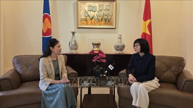 Đại sứ Tôn Thị Ngọc Hương, Trưởng Phái đoàn đại diện thường trực Việt Nam tại ASEAN, trả lời phỏng vấn TTXVN. Ảnh: Minh Thái - Phóng viên TTXVN tại Indonesia. 