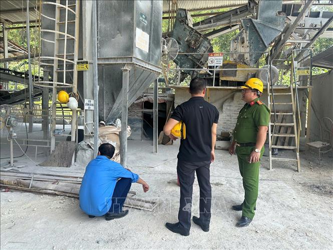 Công an xã Trường Sinh (Tuyên Quang) tiến hành kiểm tra, xác minh nguyên nhân vụ tai nạn lao động. Ảnh: TTXVN phát