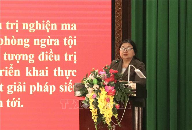 Đại diện Sở Y tế tỉnh Đồng Tháp báo cáo kết quả điều trị cho người nghiện ma tuý trên địa bằng tỉnh Đồng Tháp. Ảnh: Hồng Nhung - TTXVN