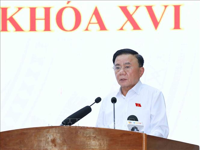 Đồng chí Trần Cẩm Tú, Uỷ viên Bộ Chính trị, Thường trực Ban Bí thư trả lời, làm rõ ý kiến của cử tri. Ảnh: Phương Hoa - TTXVN
