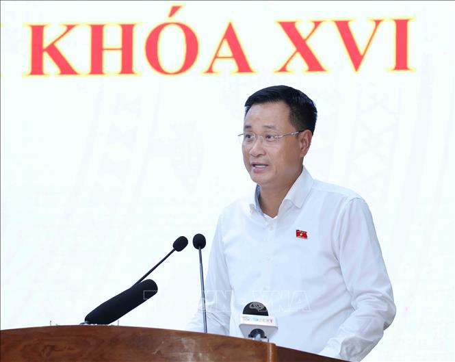 Đồng chí Lê Ngọc Quang, Uỷ viên Trung ương Đảng, Bí thư Thành uỷ Đà Nẵng, Trưởng đoàn đại biểu Quốc hội thành phố Đà Nẵng trả lời, làm rõ ý kiến của cử tri. Ảnh: Phương Hoa - TTXVN



