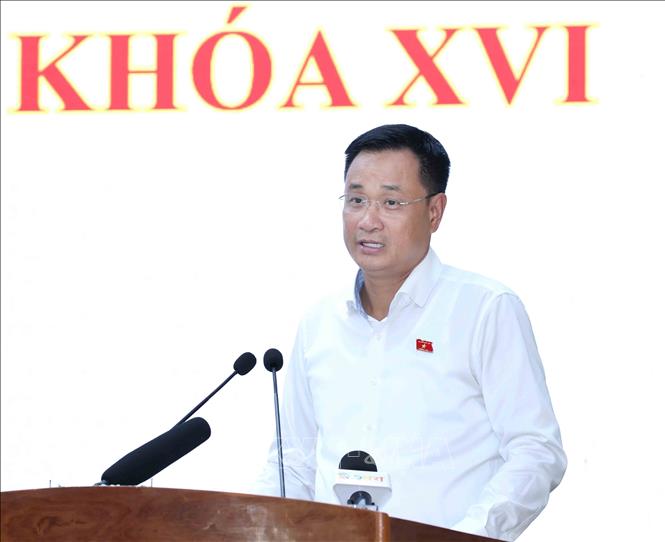 Đồng chí Lê Ngọc Quang, Uỷ viên Trung ương Đảng, Bí thư Thành uỷ Đà Nẵng, Trưởng đoàn đại biểu Quốc hội thành phố Đà Nẵng trả lời, làm rõ ý kiến của cử tri. Ảnh: Phương Hoa - TTXVN


